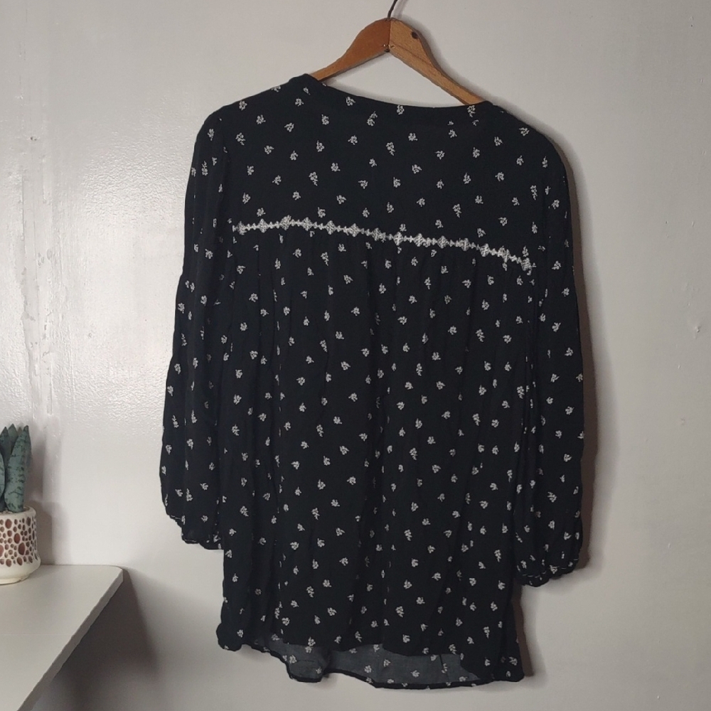 J Jill Black and White Embroidered Women's Top Medium 100% Rayon - Picture 8 of 8